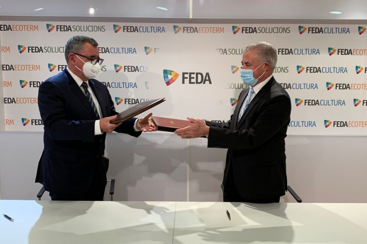 Signatura del conveni entre el director general de FEDA, Albert Moles, i el president de la Federació Andorrana de Caça i Pesca, Josep Maria Cabanes.